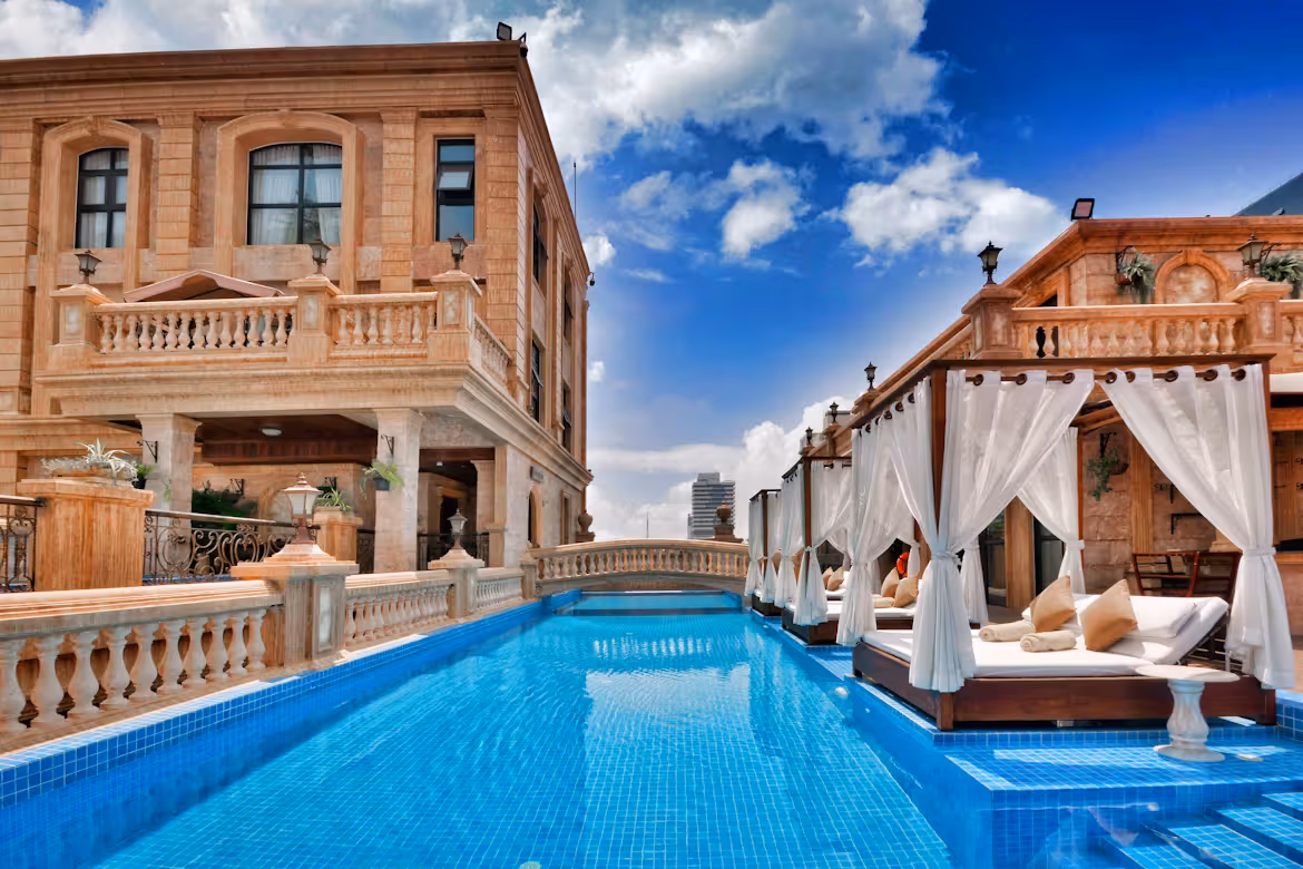 Private Villas vs Luxury Resorts: Which Offers the Better Experience?